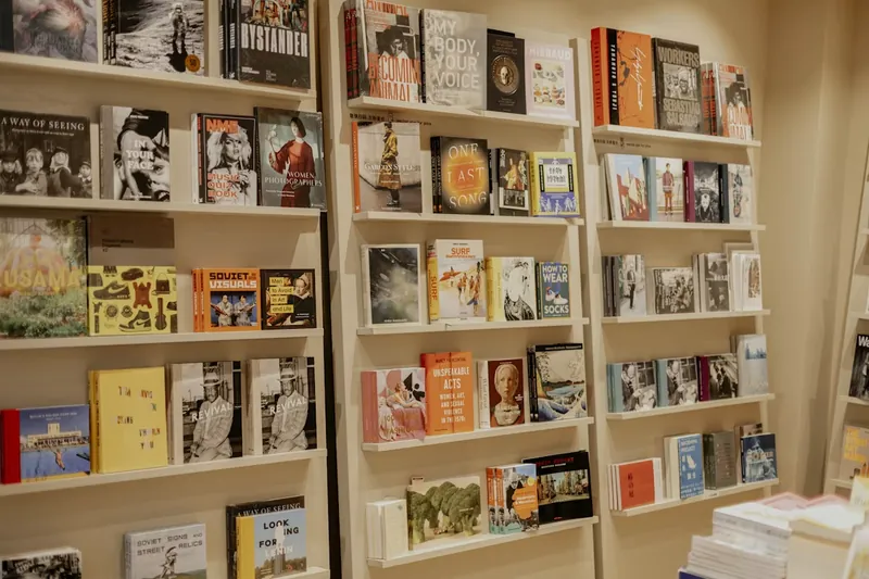 Estantes con libros de fotografía y arte en una librería