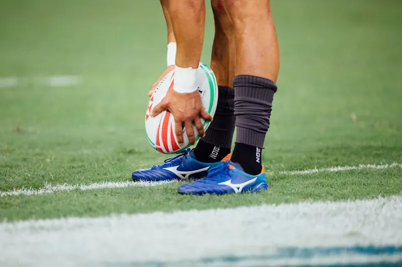 Un jugador de rugby colocando el balón en el campo
